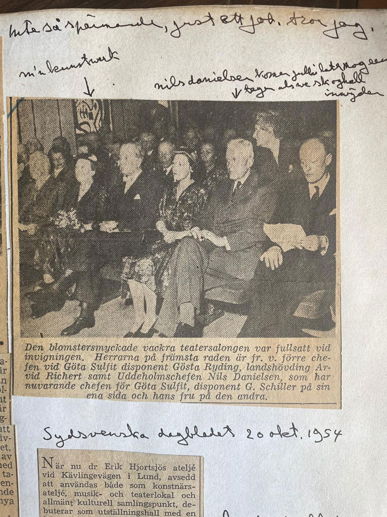 Newspaper photo of formally dressed guests seated in a decorated theatre hall during the inauguration of Göta Folkets Hus.