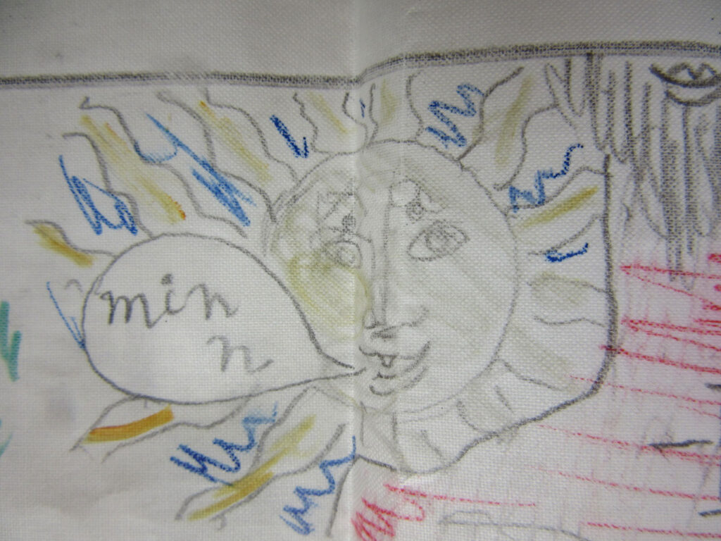 Hand-drawn sun with a face, surrounded by blue and yellow rays, speaking the word “min” inside a speech bubble.